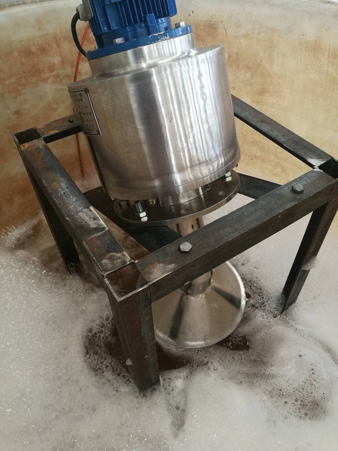機(jī)械消泡器，助力工業(yè)領(lǐng)域污廢水泡沫處理